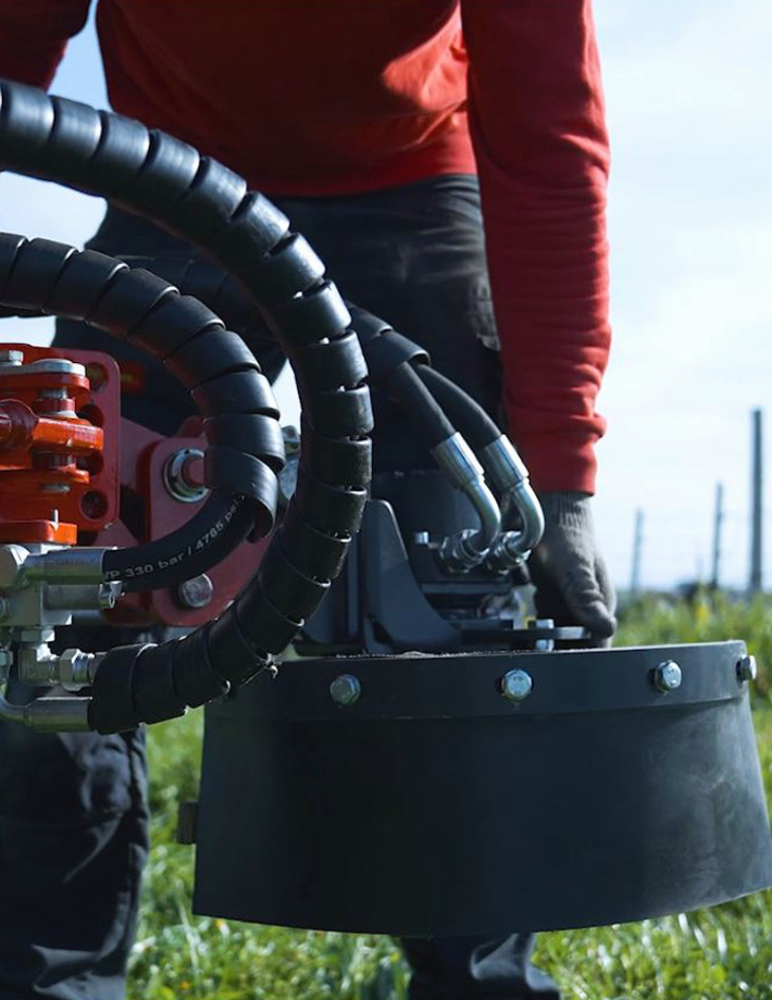 PORT-X direct : Dank des innovativen Schnellkupplungssystems 2-FAST lassen sich die Anbaugeräte mühelos wechseln, wodurch Stillstandzeiten minimiert und Arbeitsabläufe optimiert werden.