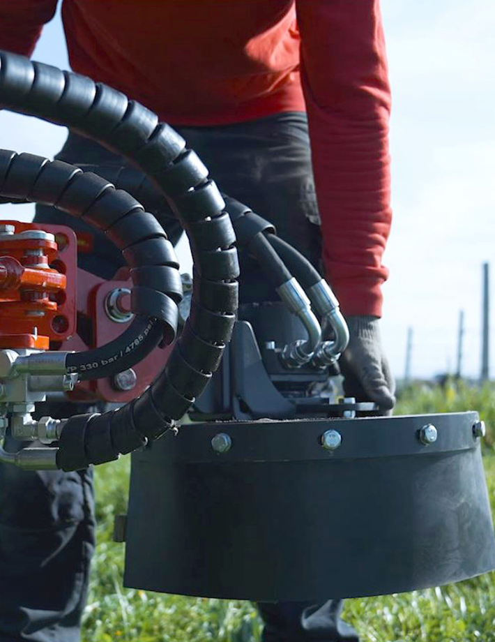 PORT-X direct - Dank des innovativen Schnellkupplungssystems 2-FAST lassen sich die Anbaugeräte mühelos wechseln, Stillstandzeiten werden minimiert und Arbeitsabläufe optimiert.