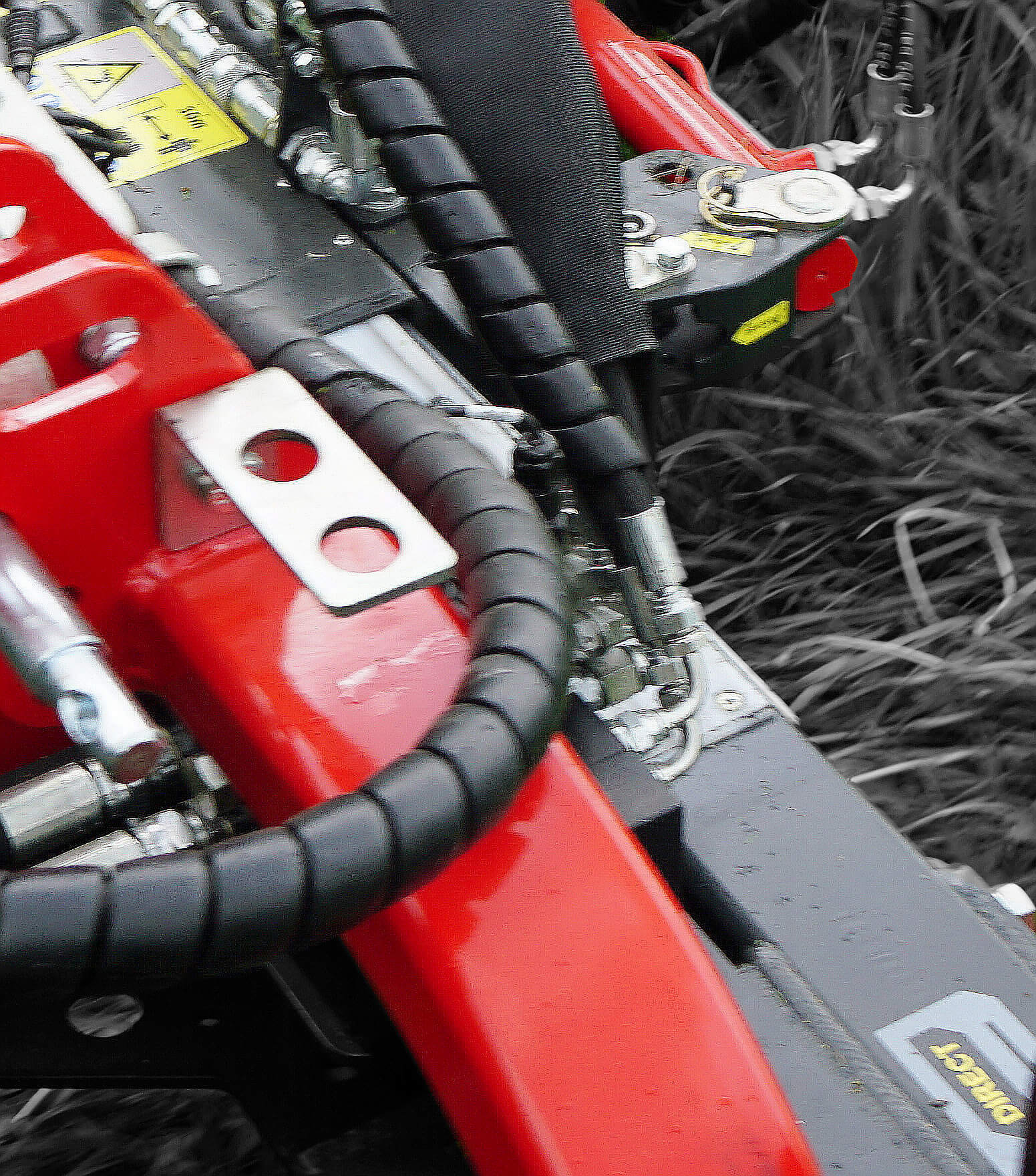 PORT-X direct - Die hydraulische Seitenverschiebung passt die Arbeitsbreite flexibel an, während FLEX-SAFE Kollisionen abfedert.