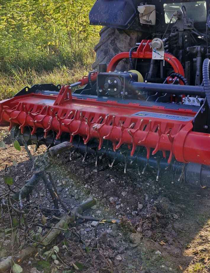 R20 pick-up mulcht Holz bis zu 20 cm Durchmesser. Die zwei Pick-up-Rotoren des R20 pick-up cl sorgen für eine optimale Aufnahme, während der RIC Rotor für eine gleichmäßige Zerkleinerung von Holz bis zu 20 cm Durchmesser sorgt.