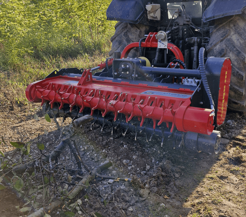 R20 pick-up - Der SEPPI R20 pick-up ist ein leichter, aber äußerst leistungsfähiger Forstmulcher mit integrierter Pick-up-Vorrichtung, der speziell für den Einsatz im Obstbau, in Zitrus- und Olivenplantagen sowie bei der Pflege von Hecken, Bäumen und Lichtraumprofilen entwickelt wurde.