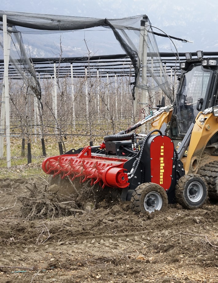 R20 pick-up cl Mulcht Holz bis zu 20 cm Durchmesser. Zwei Pick-up-Rotoren sorgen für eine optimale Aufnahme und gleichmäßige Zerkleinerung von Holz bis zu 20 cm Durchmesser.