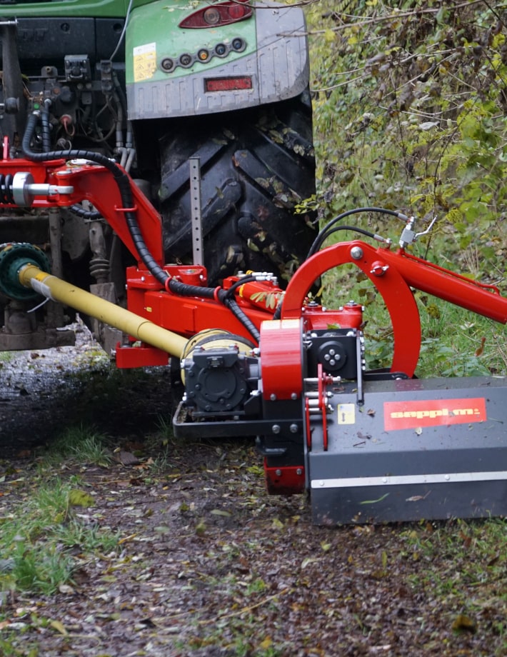 S7 avs lässt sich seitlich versetzen - ganz einfach per Hydraulik vom Traktor aus. So erreichst du auch Randbereiche, Zäune, Gräben und schwer zugängliche Stellen, ohne ständig umzusetzen.