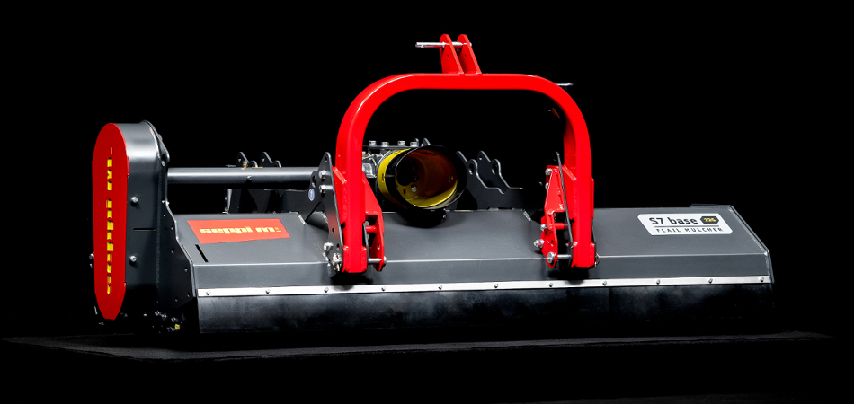 S7 base - Die Merkmale des S7 base Mulchers sind Reversibilität, Widerstandsfähigkeit, vorteilhaftes Design, Gehäuse aus hochfestem Stahl und großer Auswahl an Arbeitsbreiten.