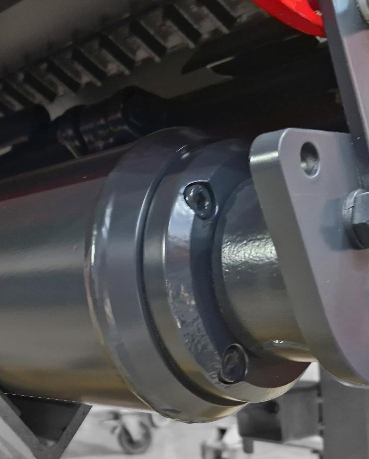S9 dyna - Einstellbare Stützwalze mit doppelter Kegelrollenlagerung 4D-ROLLER. Die vier auf der Walze montieren Lager wirken in alle Richtungen und stabilisieren die Maschine.