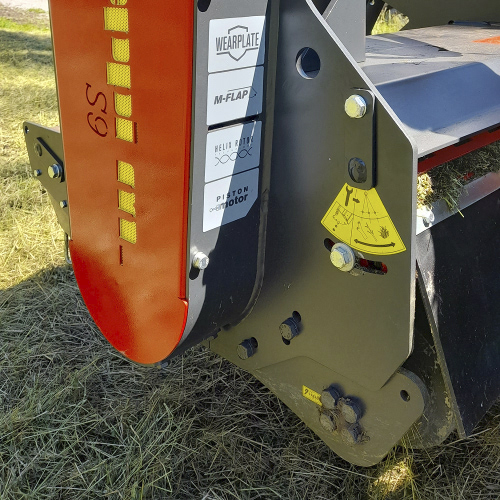S9 base - überzeugt mit robustem Stahlbau, verstärkter Stützwalze, austauschbaren Verschleißplatten, Gegenschneiden und einstellbarer Heckhaube für variablen Zerkleinerungsgrad.