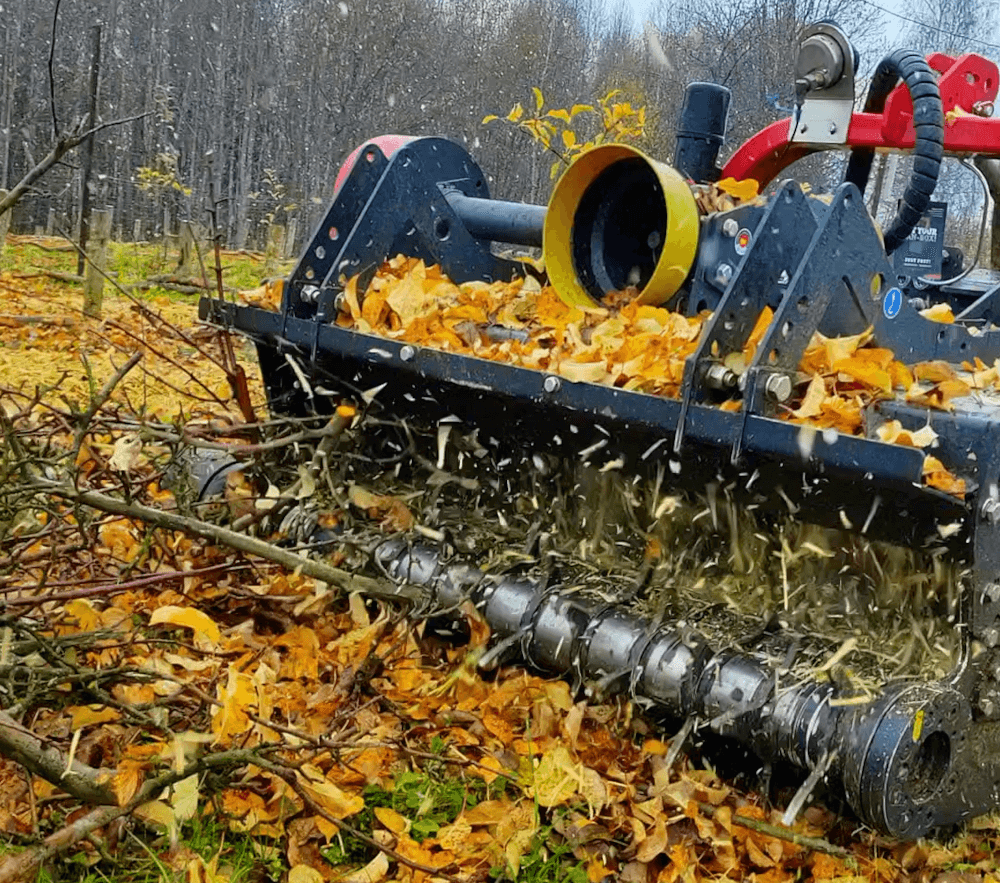 SEPPI SMO pick-up ist ein leistungsstarkes Mulchgerät mit integrierter Pick-up-Vorrichtung, entwickelt für die professionelle und umweltfreundliche Zerkleinerung von Schnittgut in Sonderkulturen wie Wein-, Obst-, Oliven-, Zitrus-, Mandel- oder Walnussanlagen sowie in Kompostierungsbetrieben.
