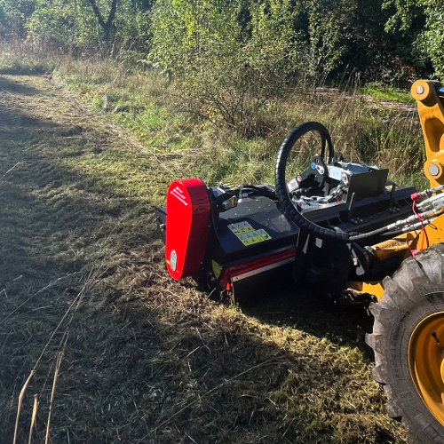 SMO skid steer - Das robuste Gehäuse, die einstellbare Auswurfhaube und die höhenverstellbaren Stützkufen bieten Langlebigkeit und maximale Flexibilität.