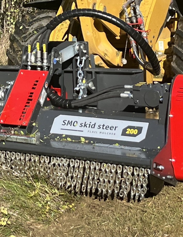 SMO skid steer - Die flottierende Schwimmstellung ermöglicht eine optimale Bodenanpassung, sorgt für gleichmäßige Mulchergebnisse und reduziert den Verschleiß auf unebenem Gelände.