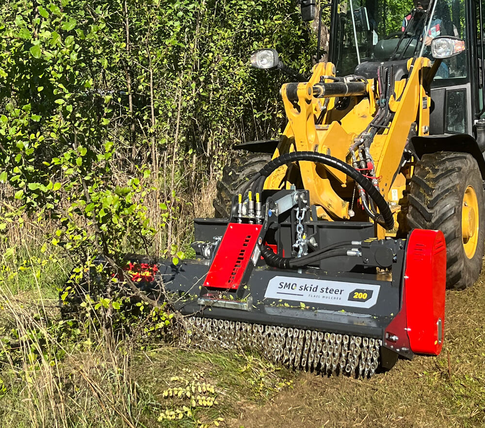 SMO skid steer - Der SEPPI SMO skid steer ist ein hydraulisch angetriebenes Mulchgerät für Kompaktlader, das sich ideal für die Land- und Forstwirtschaft eignet. Diese leichten und wendigen Schlägelmulcher ermöglichen eine hohe Wendigkeit, selbst in steilem und unwegsamem Gelände. Sie mulchen Gras, Gebüsch und Äste bis 7 cm Durchmesser und passen sich dank der FLOAT-Funktion optimal an den Boden an.