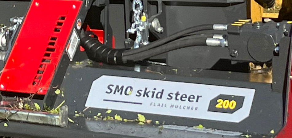 SMO skid steer - Die hydraulische Antriebstechnik sorgt für stufenloses Arbeiten in Bezug auf Geschwindigkeit und Bewegung. Der dreifach spiralförmige Helix-Rotor mit SMO-Schlegeln und gehärteten Gegenschneiden garantiert ein perfektes Mulchergebnis. Die Einsatzmöglichkeiten dieser Mulchgeräte sind vielfältig und reichen vom Mulchen von Grünflächen bis zur Anwendung in der Landwirtschaftspflege.