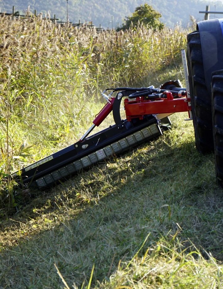 Das SMWA avs ist ein auslegbares Mulchgerät, das seine Stärke besonders im Einsatz auf Hanglagen zeigt.