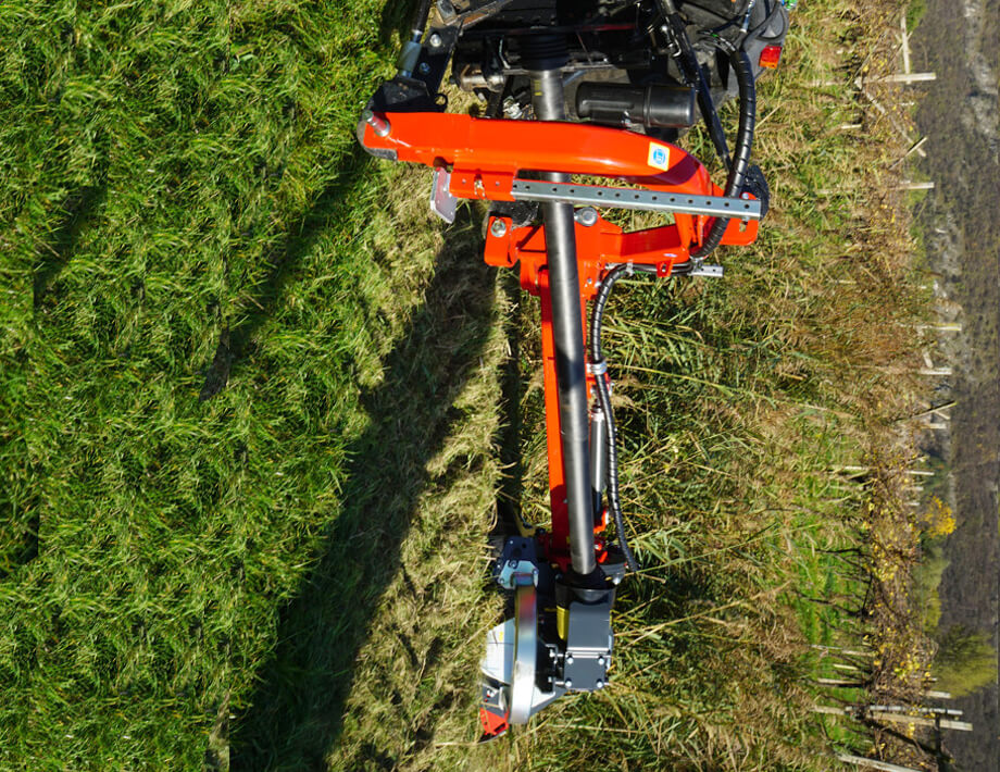 Leichte Bauweise mit hydraulischer Schwenkbarkeit und Seitenverschiebung, ideal für steile Hanglagen, Weinberge, Obstbau, Landschaftspflege und den kommunalen Einsatz.