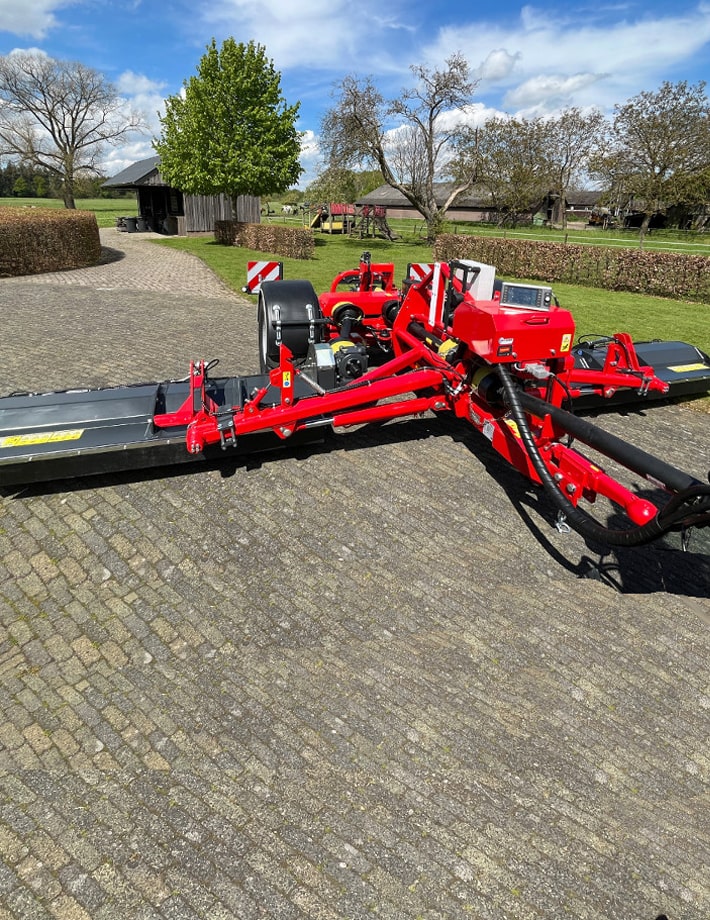 Das Großflächen-Mulchgerät SMWA multipla ist optimal für das Grasmulchen in Parks, Golfplätzen oder Flughäfen.