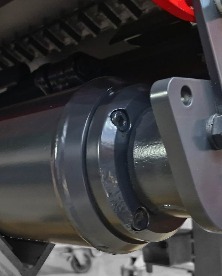 SMWA multipla - Einstellbare Stützwalze mit doppelter Kegelrollenlagerung 4D-ROLLER. Die vier auf der Walze montieren Lager wirken in alle Richtungen und stabilisieren die Maschine.