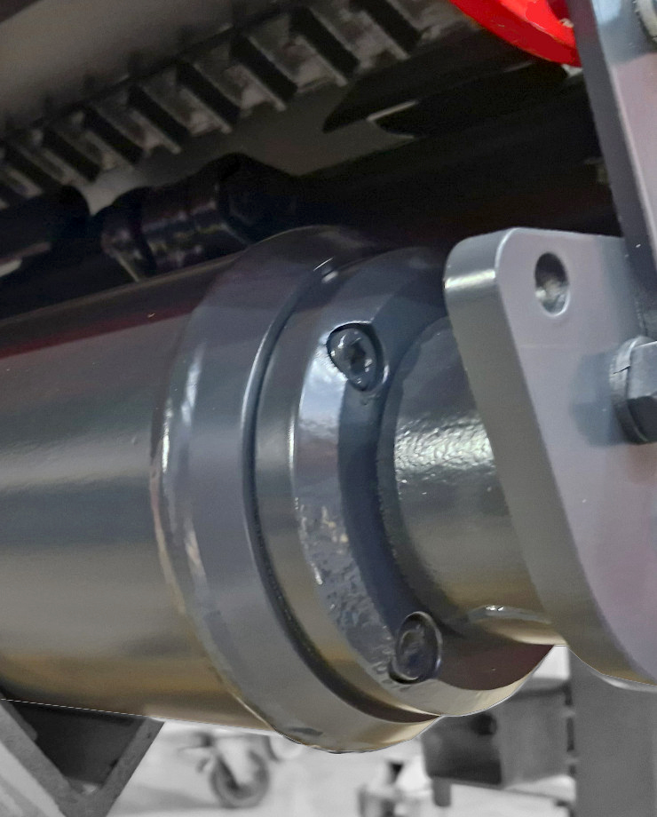 SMWA s - Einstellbare Stützwalze mit doppelter Kegelrollenlagerung 4D-ROLLER. Die vier auf der Walze montieren Lager wirken in alle Richtungen und stabilisieren die Maschine.