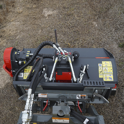 SMWA skid steer - Mit Arbeitsbreiten von 155 oder 175 Zentimetern und einer Arbeitsgeschwindigkeit von bis zu zehn Kilometern pro Stunde bietet das SMWA Skid Steer eine hohe Effizienz. Optional ist das Gerät mit einem Rotor mit Y DUO Messern, einem Hydraulikmotor mit variabler Fördermenge sowie passenden Verbindungsschläuchen erhältlich. In den Farben Anthrazit und Rot ist es eine zuverlässige Lösung für anspruchsvolle Mulcharbeiten mit Kompaktladern.