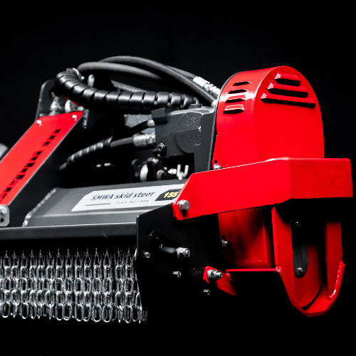 SMWA skid steer - Das leistungsstarke Mulchgerät für Kompaktlader mulcht Gras, Gebüsch und Äste bis zu 5 cm Durchmesser mühelos. Ideal für Grünflächen, Straßenränder, Parks, Baustellen und die Landwirtschaft überzeugt es durch Widerstandsfähigkeit bei leichter Bauweise aus hochfestem Stahl.