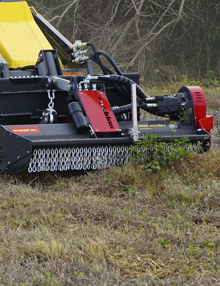 Hydraulisch angetriebenes Mulchgerät für Kompaktlader. Es eignet sich besonders für die professionelle Pflege von Grünflächen, Straßenrändern, Parks und landwirtschaftlichen Flächen.