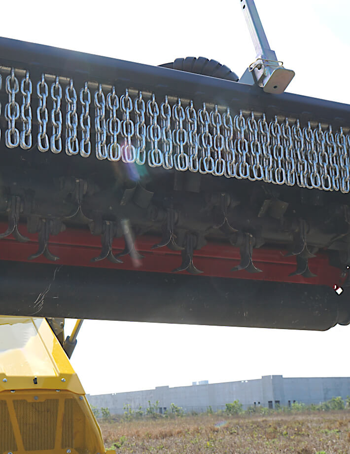 SMWA skid steer - Bietet zusätzliche Flexibilität und Effizienz beim Mulchen.