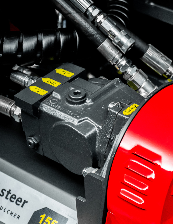SMWA skid steer - Durch VARIO FLOW wird der Hubraum des Motors immer an die gegebene Fördermenge angepasst. Damit wird ein bestmögliches Arbeitsergebnis des Mulchers erreicht.