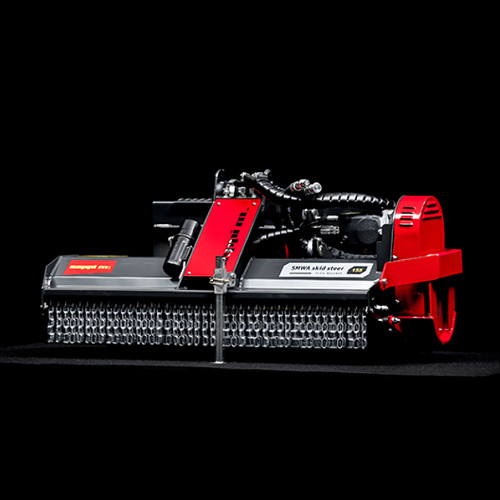 SMWA skid steer - In der Standardversion ist SMWA skid steer mit einer Anbauplatte für Kompaktlader nach SAE-Standards ausgestattet. Der Anbau ist flottierend für eine optimale Anpassung an die Bodenbeschaffenheit.