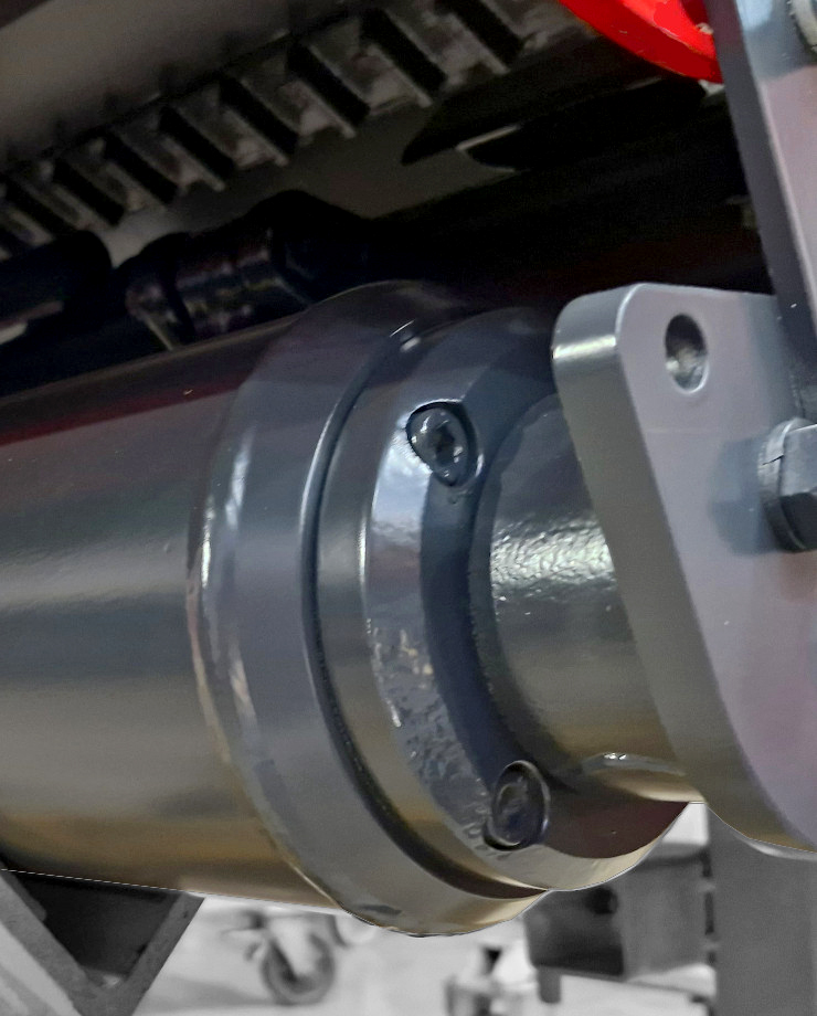 SMWA slim - Einstellbare Stützwalze mit doppelter Kegelrollenlagerung 4D-ROLLER. Die vier auf der Walze montieren Lager wirken in alle Richtungen und stabilisieren die Maschine.