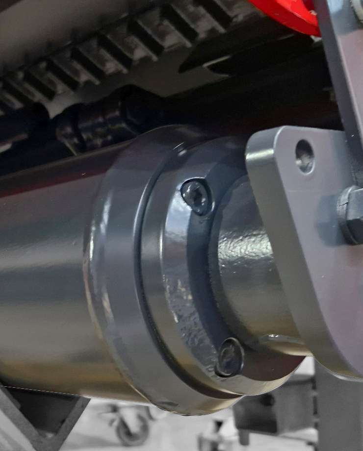 SMWO - 4D-ROLLER - Einstellbare Stützwalze mit doppelter Kegelrollenlagerung. Die vier auf der Walze montieren Lager wirken in alle Richtungen und stabilisieren dadurch die Maschine.