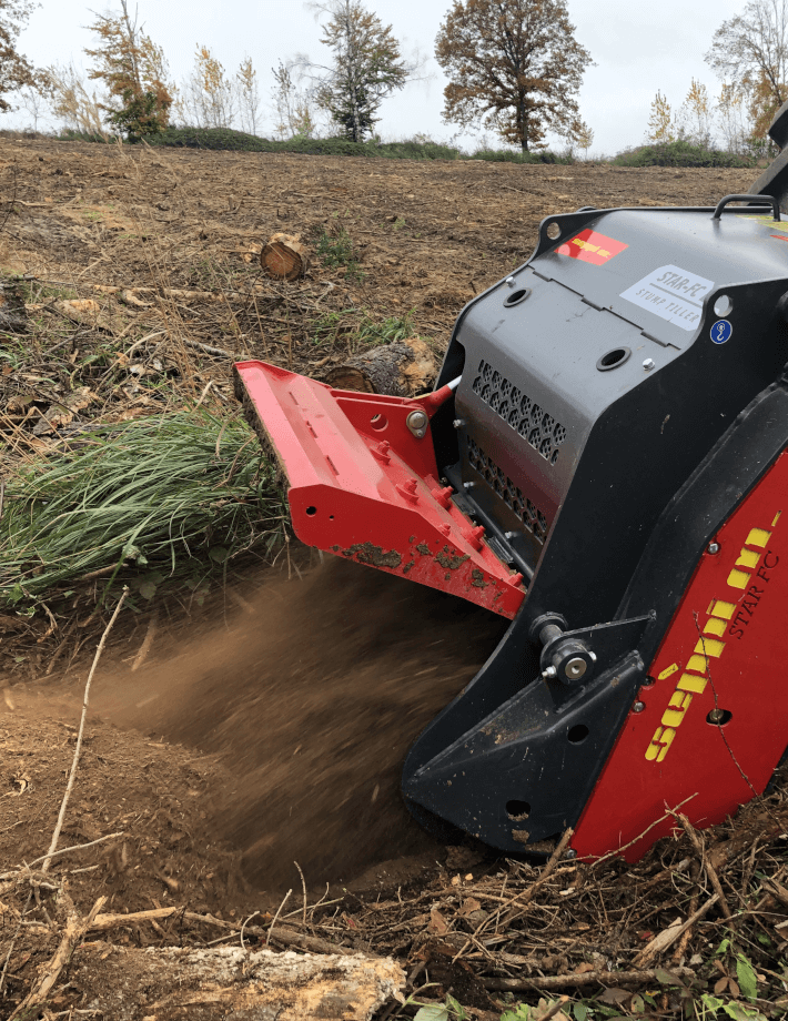 STAR-FC hyd - Stubben und Wurzeln bis 40 cm Durchmesser sowie Steine bis 15 cm werden effizient zerkleinert und in den Boden eingearbeitet.