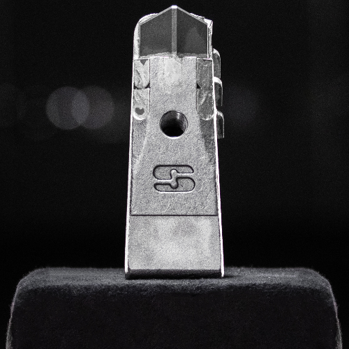 STAR-FC hyd Auch steinhaltige Böden sind kein Problem - Steine bis zu 15 cm werden zuverlässig gebrochen und in den Boden eingearbeitet. Mit einer maximalen Frästiefe von 30 cm lockert sie den Boden auf und bereitet ihn optimal für neue Bepflanzungen oder weitere landwirtschaftliche Arbeiten vor.