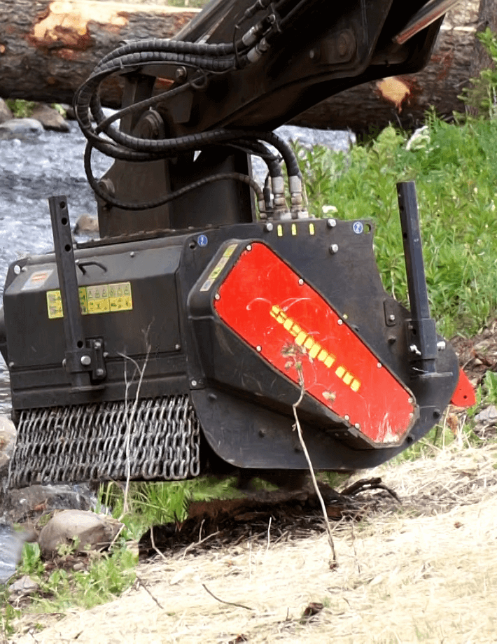 STAR-FC hyd - Stubben und Wurzeln bis 40 cm Durchmesser sowie Steine bis 15 cm werden effizient zerkleinert und in den Boden eingearbeitet.