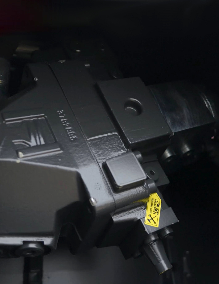 Die automatische Schluckvolumenregelung des M-BOOST Motors optimiert den Kraftstoffverbrauch und passt die Leistung dynamisch an die jeweilige Arbeitsbelastung an, für eine hohe Effizienz und exzellente Kraftstoffnutzung.