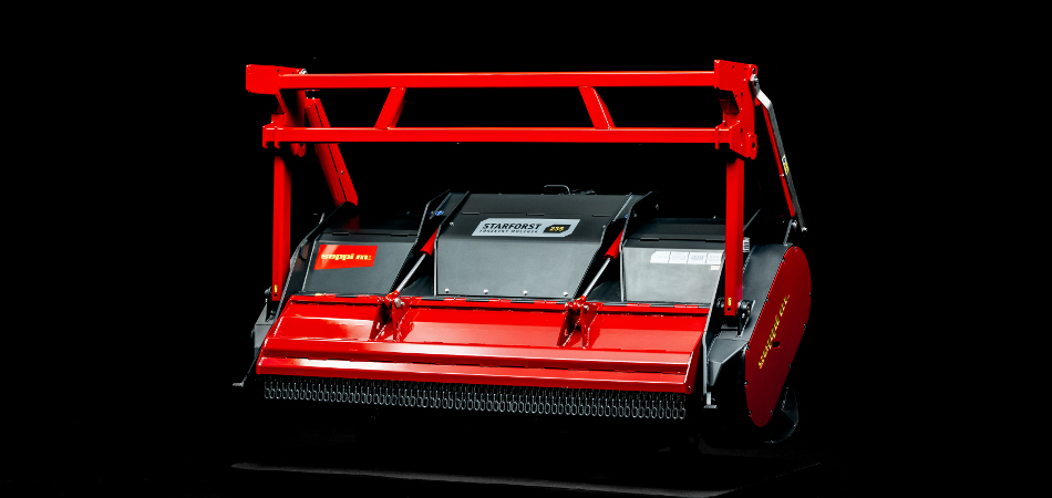 STARFORST - STARFORST und sein kraftvoller Forstrotor samt seinen Werkzeugen mit Hartmetall-Einsätzen aus Wolfram-Karbid hält kraftvollen Fräsearbeiten stand. Dank dem innovativen Dreipunkt-Anbau mit automatischer Neigungsanpassung ist die Maschine sehr beweglich. Dank dem Getriebeneigungssystem ADAM lässt sich der Forstmulcher weit anheben und neigen, und das Fräsen von Stubben gelingt mit Leichtigkeit: der Mulcher wird oben am Baumstumpf angesetzt, um ihn dann in einem Arbeitsgang hinunterzufräsen - übrig bleibt ein Haufen Späne!