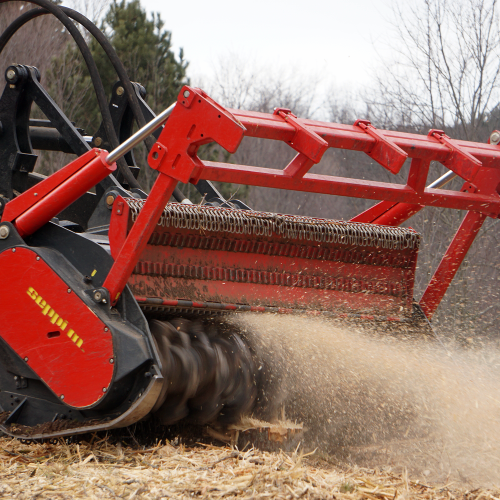 Das SEPPI Forstmulchgerät für hydraulische Trägerfahrzeuge STARFORST hyd eignet sich nicht nur für Arbeiten im Wald, sondern auch für die anspruchsvolle Landschaftspflege und für all jene Bereiche, in denen Stubben, Holz und Gestrüpp beseitigt werden müssen. Das feine Mulchgut zersetzt sich auf dem Boden zu wertvoller Erde.