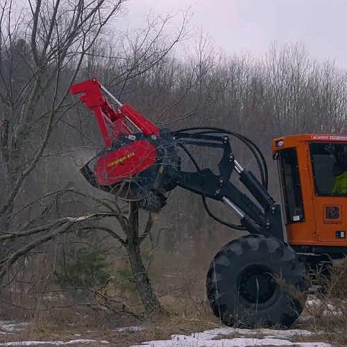 Der SEPPI STARFORST hyd, mit universeller Vorrichtung für eine individuelle Anbauplatte, ist das richtige Forstmulchgerät für hydraulische Schlepper. Es ist ein kompaktes und starkes Mulchgerät mit besonders agressivem Rotor mit festem Werkzeugen.