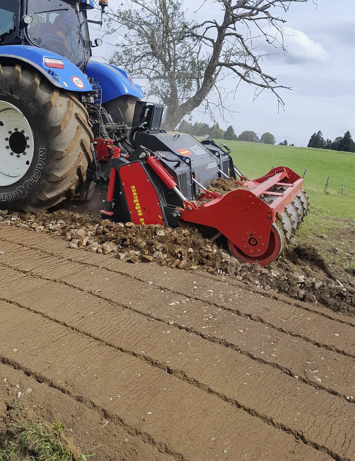 STARSOIL vereint 3 Funktionen in 1 Gerät: Die Maschine bricht Steine bis 30 cm, mulcht Holz bis 60 cm und fräst den Boden bis zu einer Tiefe von 40 cm.