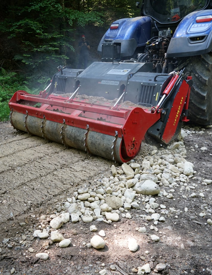 Das Gehäuse aus hochfestem und verschleißfestem AR400-Stahl bietet außergewöhnliche Langlebigkeit und Widerstandsfähigkeit. Die austauschbaren Verschleißplatten verlängern die Lebensdauer der STARSOIL.