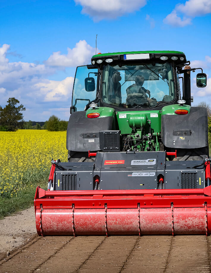 Hydraulische Walze - Bodenverdichtung, Arbeitstiefenregelung & Drückevorrichtung. Die hydraulische Walze des STARSOILs bietet eine exzellente Bodenverdichtung und sorgt gleichzeitig für eine präzise Arbeitstiefenregelung.