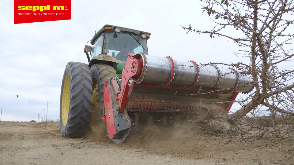 STARSOIL ist eine leistungsstarke Kombination aus Forstmulcher, Steinbrecher und Bodenfräse für 180-310 PS Traktoren. Sie fräst bis 40 cm tief, zerkleinert Steine bis 30 cm und mulcht Holz bis 60 cm. Mit hydraulischem Stirnradgetriebe, 2SPEED POWERSHIFT (opt.), ISOBUS Steuerung und robuster AR400-Stahlkonstruktion ist sie optimal für anspruchsvolle Arbeiten geeignet. Einsatzgebiete sind Straßenbau, Ackerlanderneuerung, Waldpflege und Bauschuttbeseitigung.