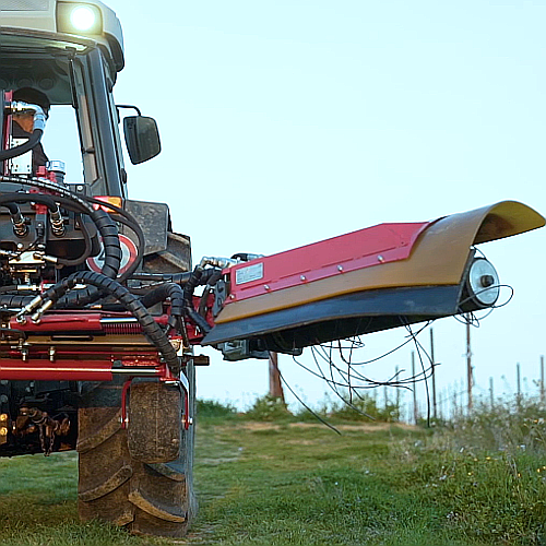XDF - . Das Gerät unterstützt den biologischen Anbau und ermöglicht eine manuelle Einstellung der Arbeitshöhe. Die Arbeitsgeschwindigkeit liegt zwischen 2 und 6 km/h.