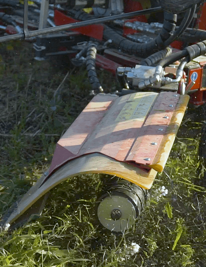 Der Fadenmäher arbeitet optimal bei Pflanzen mit einem Durchmesser ab etwa 2 cm und entfernt Gräser bis zu einer Stärke von 1 cm und einer Höhe von ca. 50 cm. Durch die rotierende Bürste werden die Fäden durch die Schutzhaube nach außen geleitet.