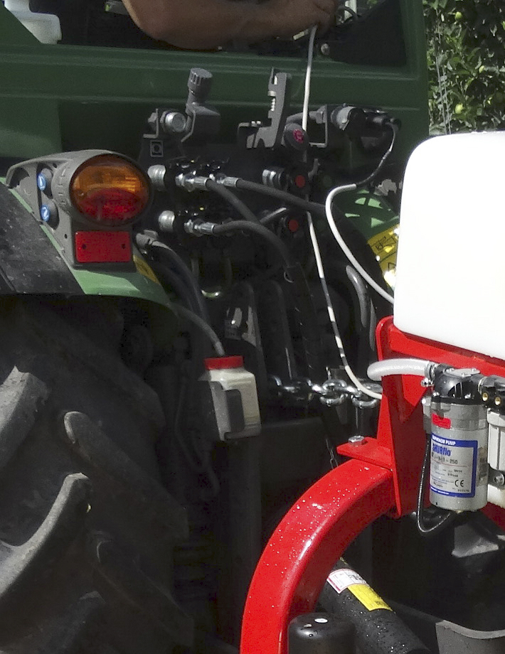 Unkrautspritzanlage XID für eine präzise Unkrautvernichtung mit einstellbaren Spritzdüsen, die elektrischer Bedienung erfolgt von der Traktorkabine.