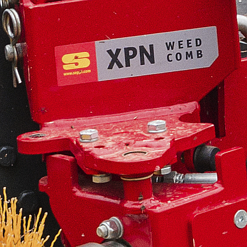 XPN - Die Unkrautbürste XPN entfernt zuverlässig unerwünschtes Gras und Unkraut direkt am Stamm. Mit ihren festen Borsten schrubbt sie die Pflanzen schonend, aber effektiv ab, ohne den Baum zu beschädigen. Diese optionale Ausstattung sorgt für eine gründliche und umweltfreundliche Unkrautkontrolle, ganz ohne den Einsatz von Chemikalien.