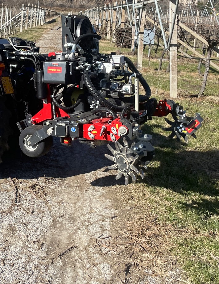 XRH - Dank der innovativen 2-FAST Schnellkupplung lässt sich die Rollhacke mit einem Mulcher oder dem Geräteträger PORT-X verbinden.