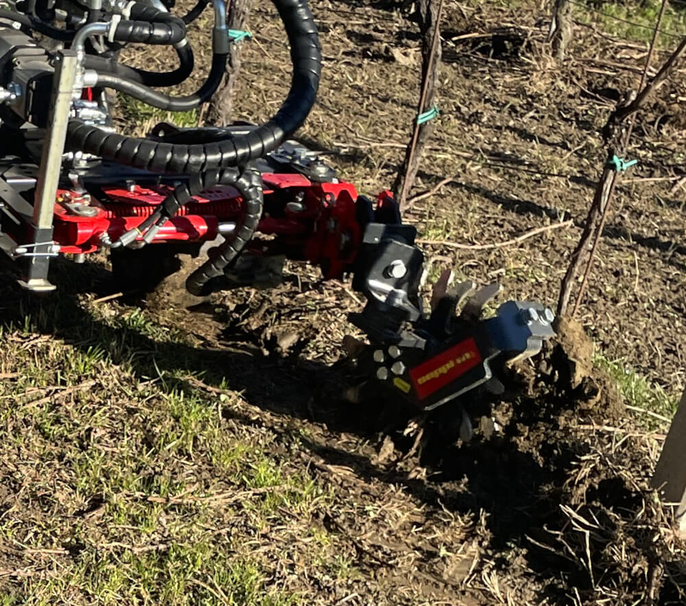XRH - Rollhacke mit Schnellkupplung 2-FAST ist ein leistungsstarkes, mechanisches Bodenbearbeitungsgerät zur flachen Unkrautregulierung und Bodenlockerung.