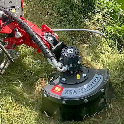 XSA: Technische Details: Arbeitsbreite: Ø 40 cm (innen), Gesamtgröße: Ø 50 cm, Höhe: 35und4 cm, Arbeitstiefe: bis zu 4 cm, Werkzeug: Drehscheibe mit Zinken, bidirektionale Bewegung, Arbeitgeschwindigkeit: 2-4 km/h, Hydraulischer Feintaster & Schwebe-Vorrichtung