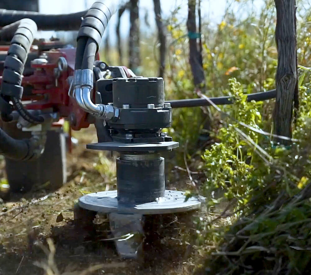 XSA - Der Zwischenstammkrümler bietet eine effiziente, mechanische Unkrautbekämpfung im biologischen Obst- und Weinbau. Er entwurzelt Gras und Unkraut an den Stämmen und entlang der Reihen, ganz ohne Herbizide.