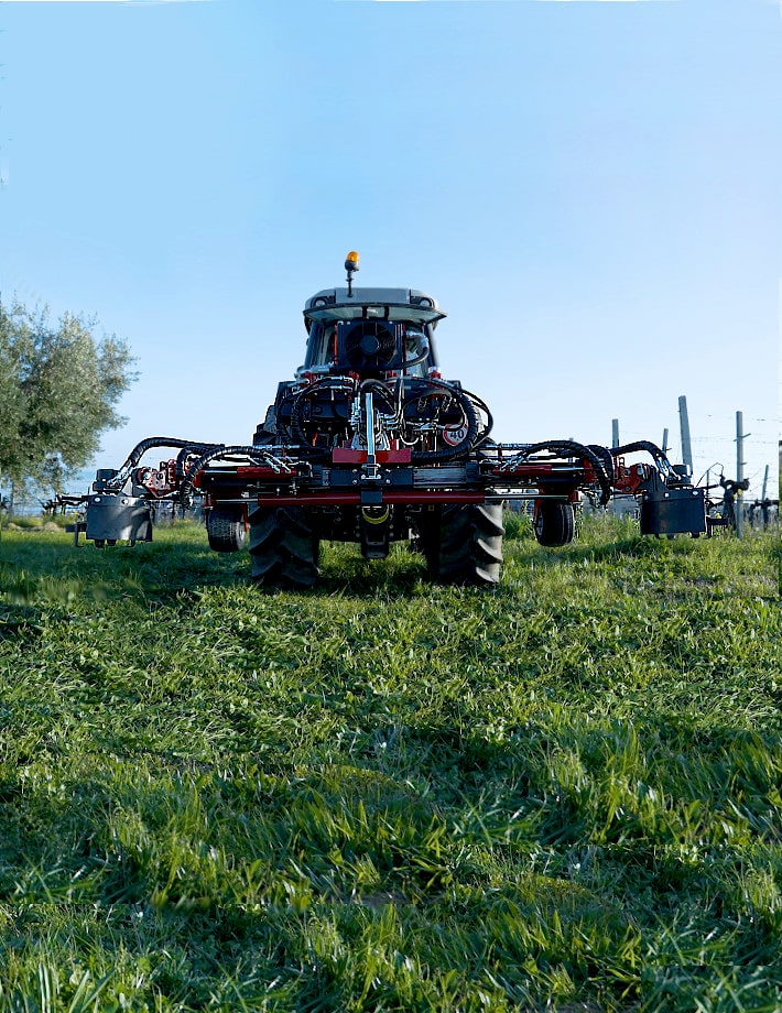 Der Zwischenstammkrümler XSA wird mit 2-FAST am Mulcher oder am Geräteträger PORT-X angebaut. Dieses System ermöglicht einen schnellen und unkomplizierten Austausch der Anbaugeräte.