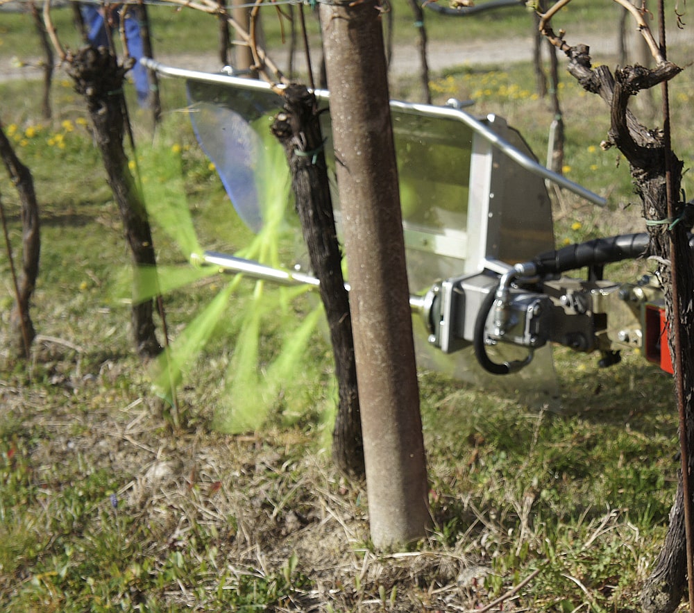 XSP - Unterstockbürste für Obst- und Weinbau säubert den Stamm und entfernt Triebe, Schösslinge und Gras am Boden.